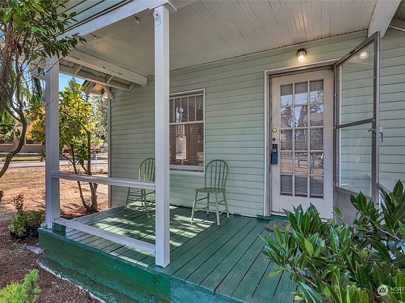 Welcoming front porch>