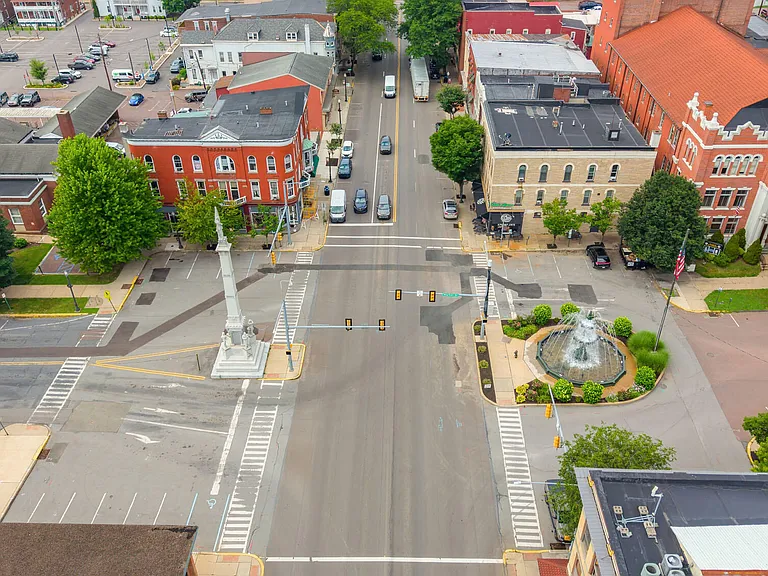 105 W Main St #3RDFLAPT2 — Photo 29