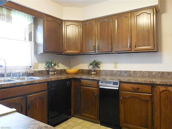 3rd image of 680 Squirrel Hill Dr
