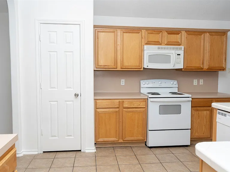 12914 Pinehall Ln — Photo 3
