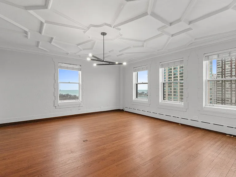 534 W Startford Pl — Photo 63