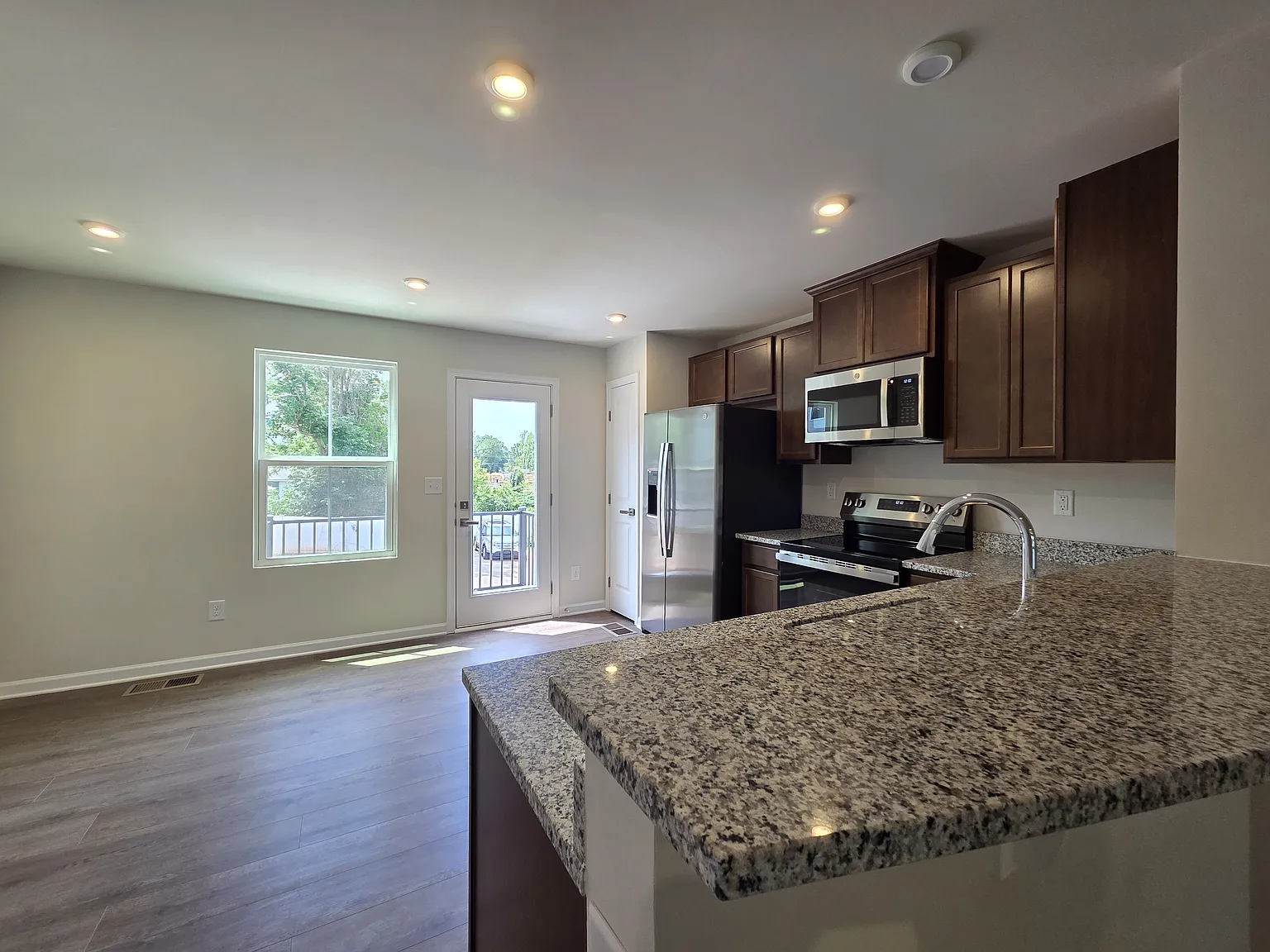 3 bed, 3.5 bath, 1500 sqft, $1,950 — Photo 4