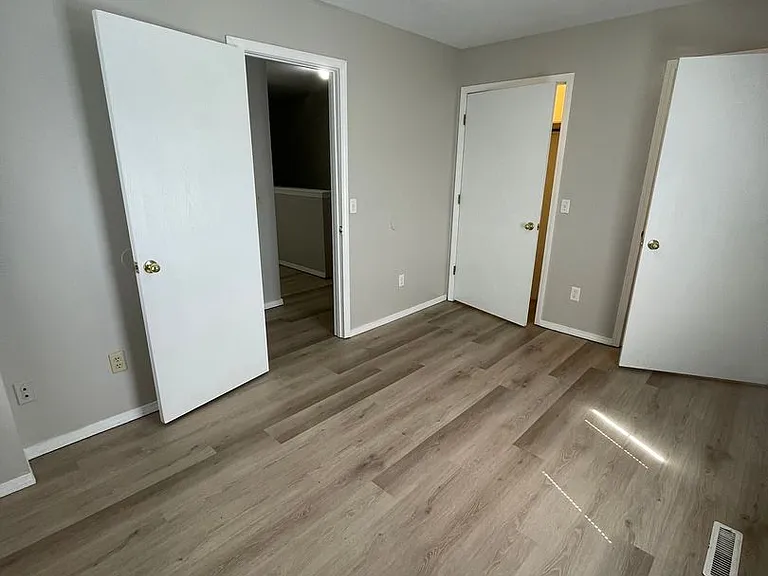 521 N Oak Grove Ave #B — Photo 22