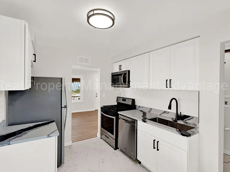 1513 E Meyers Ave — Photo 5