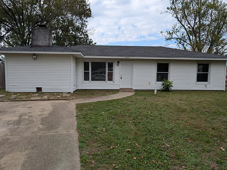 2105 Sun Cir — Photo 1