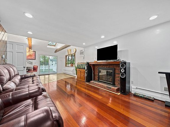 4th image of 36 Maguire Ave