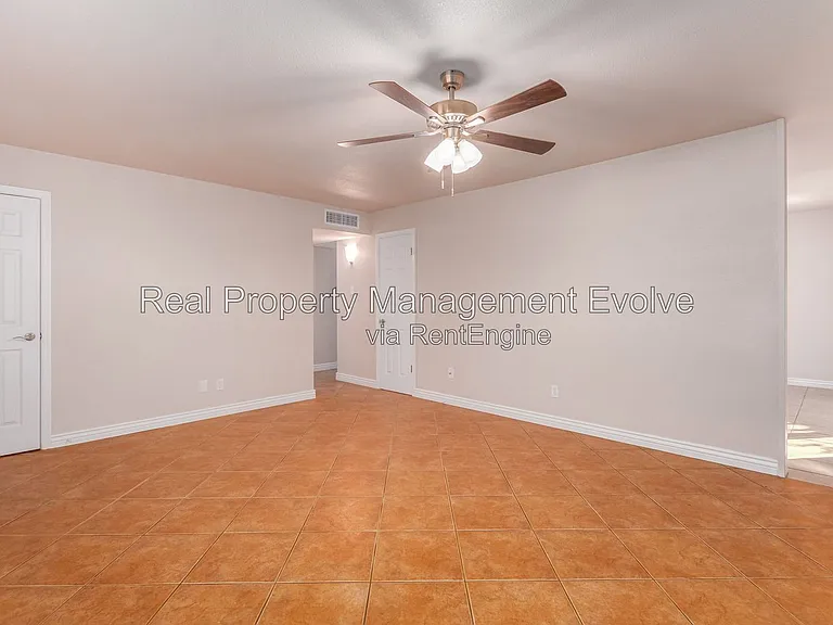 5438 S 46th Pl — Photo 3