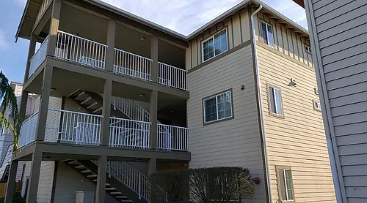 Building Photo - 2706 Everett Ave #302