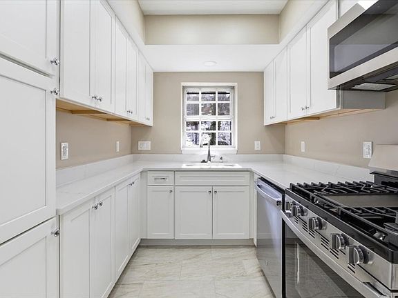 5th image of 116 Lake Shore Rd APT 4