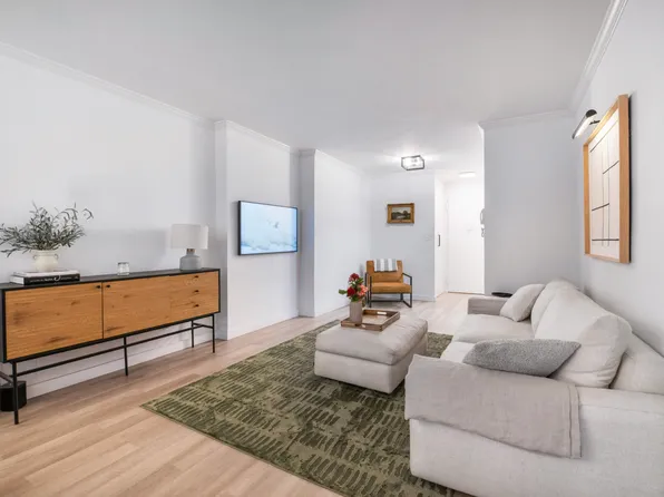 210 East 15th Street 2H image 2 of 11