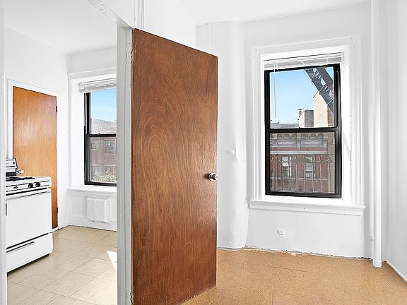 4th image of 341 Bedford Ave Unit 25