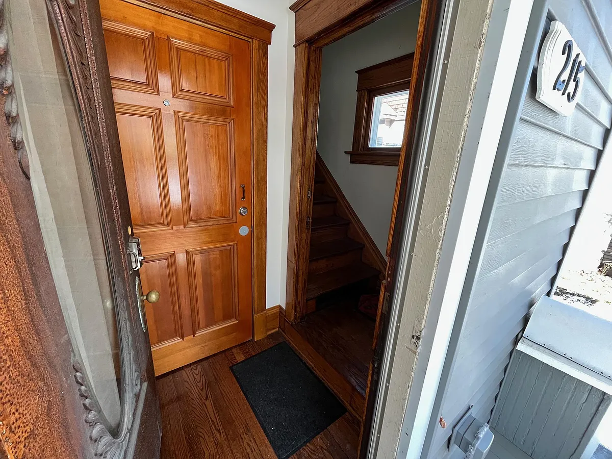Building Photo - 215 Custer Ave #B