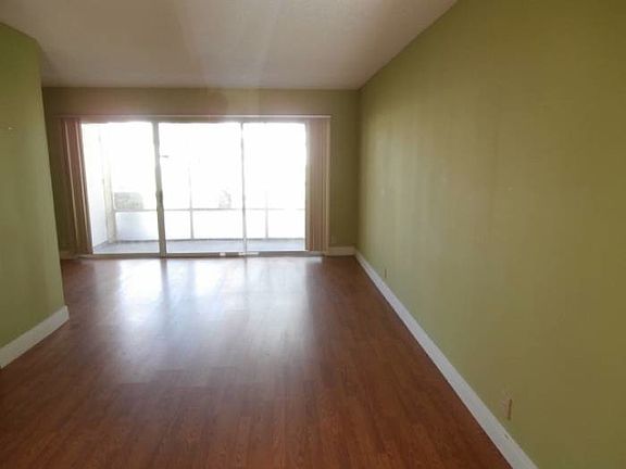 3rd image of 1204 The Pointe Dr