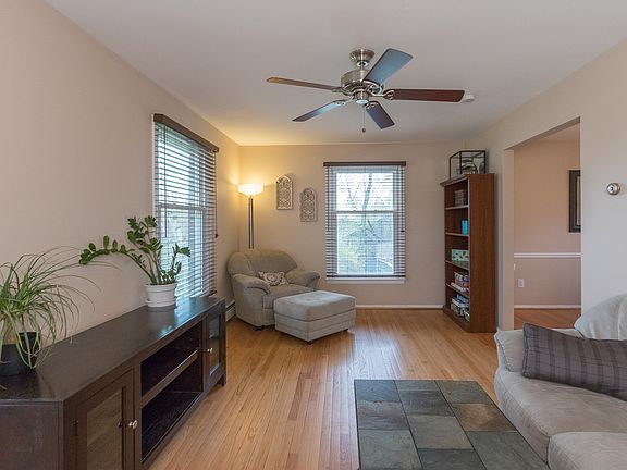 5th image of 130 Schoolhouse Ln