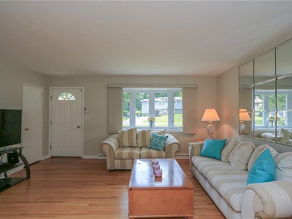 5th image of 22 Kenwood Ln