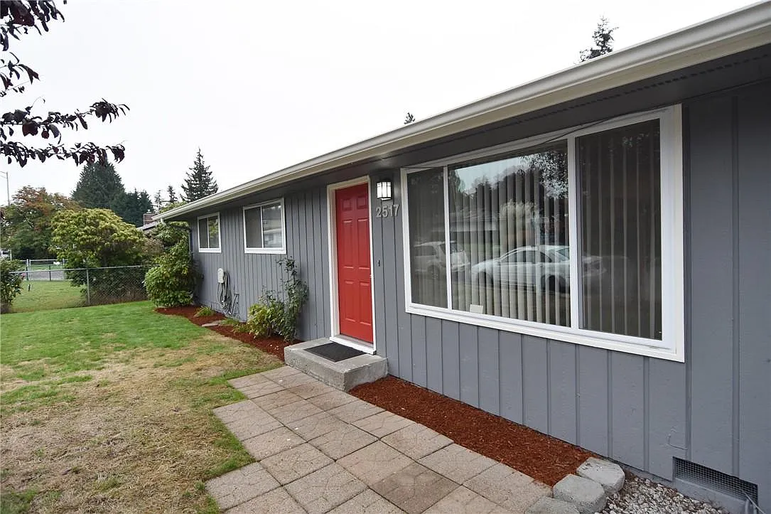 2517 Edmonds Ave NE — Photo 3