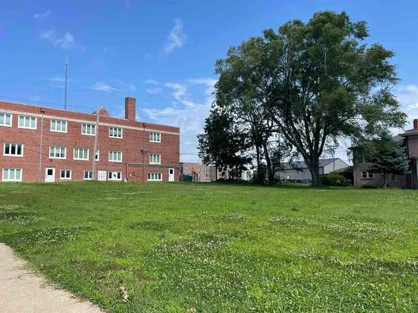 218 E 17th St, Falls City, NE 68355