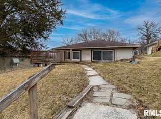 207 5th St, Silvis, IL 61282