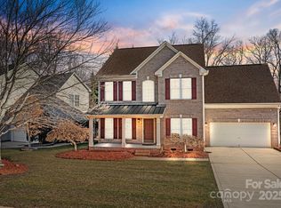 1221 Cochrane Woods Ln, Matthews, NC 28105