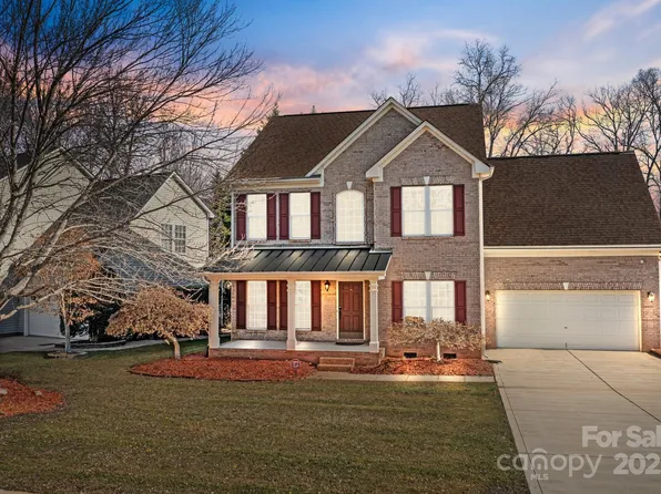 1221 Cochrane Woods Ln, Matthews, NC 28105