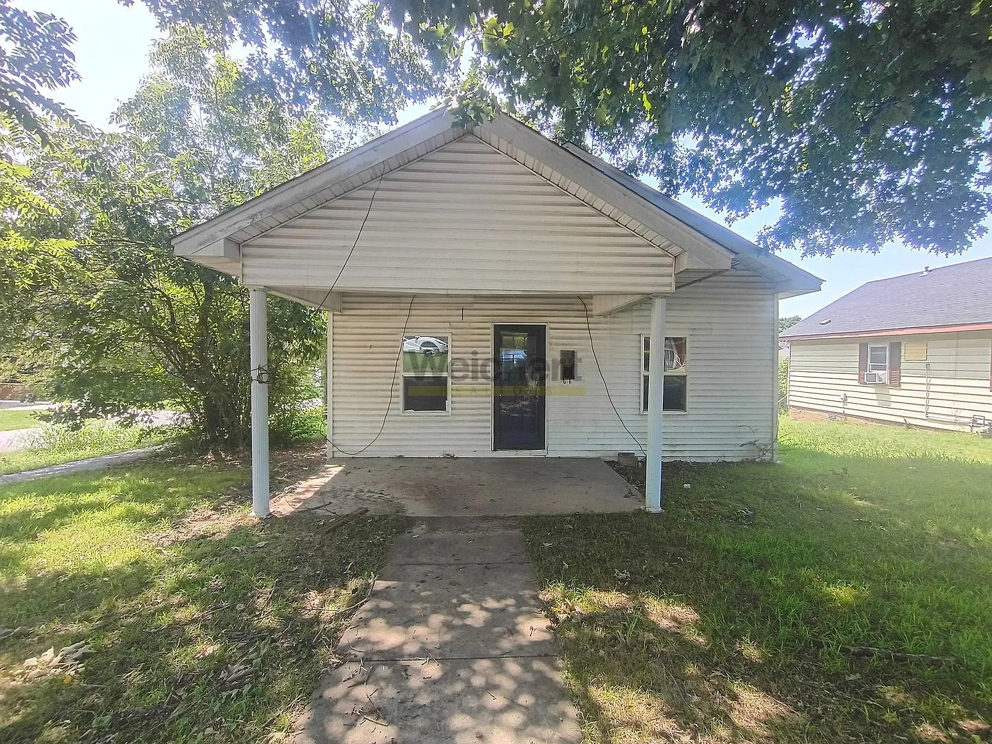 2bed/1bath house on a corner lot — Photo 2