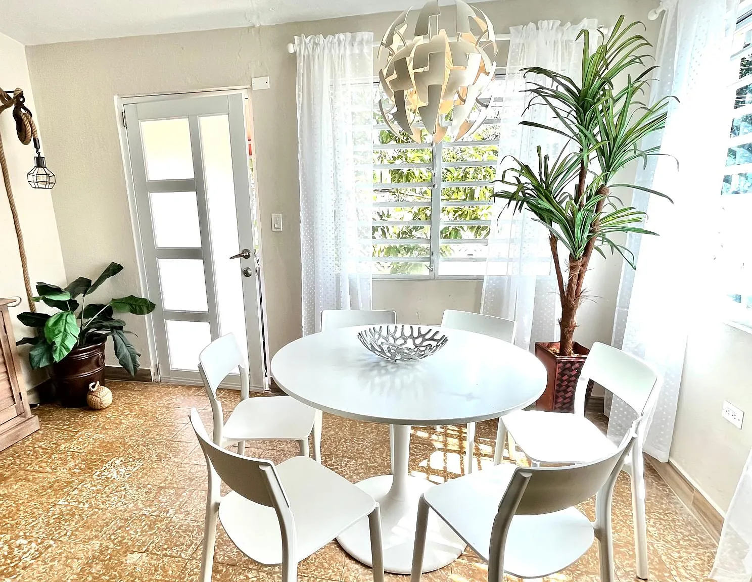 3 bed, 1000 sqft, $3,000 — Photo 1
