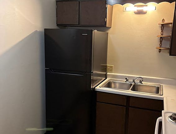 4th image of 639 S Lucas St #3