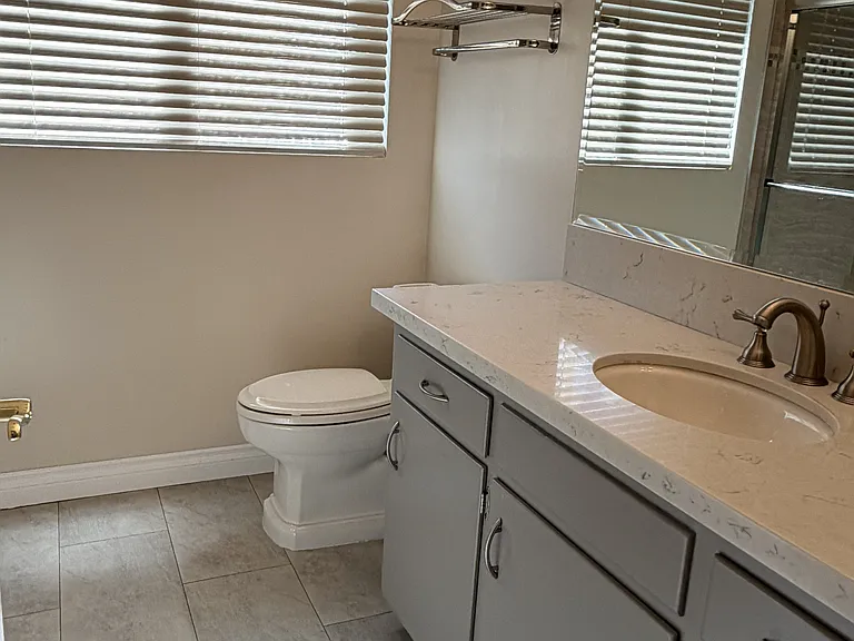 Bathroom with shower/tub