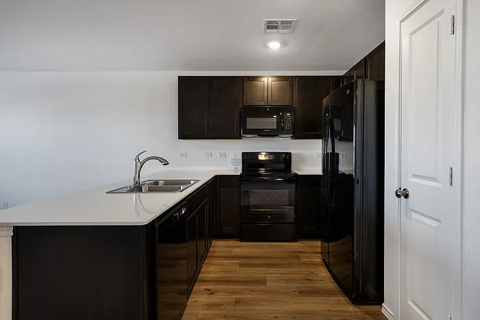 4 bed, 2.0 bath, 1883 sqft, $1,825 — Photo 4