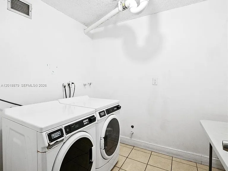 2771 Taft St #411 — Photo 15