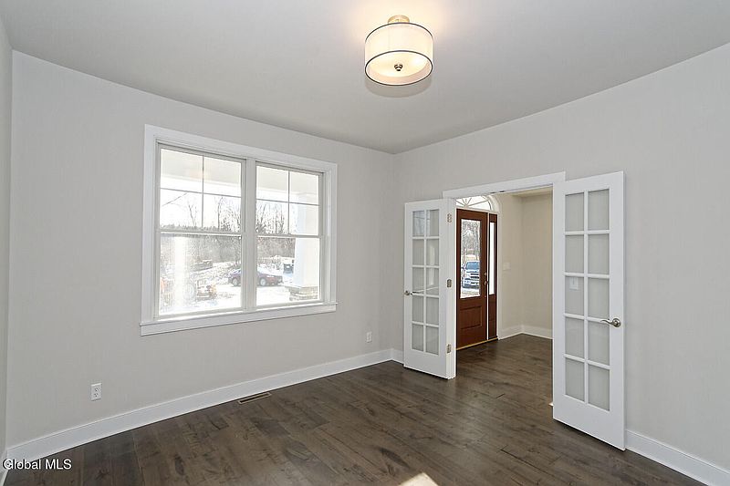 5th image of 8 Mapleton Court