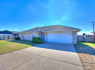 104 SE 34th St, Moore, OK 73160