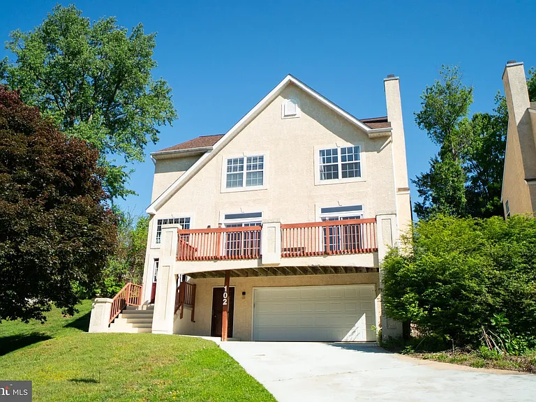 102 Thomas Ln — Photo 1