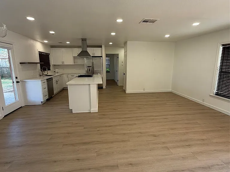 1206 Stonecrest Dr — Photo 3
