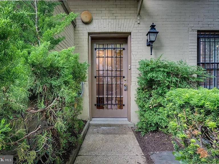 1833 California St NW #101 — Photo 1