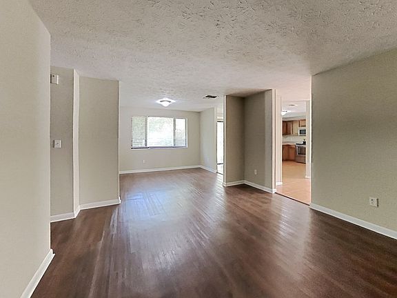 4th image of 1049 Bluehill Dr N