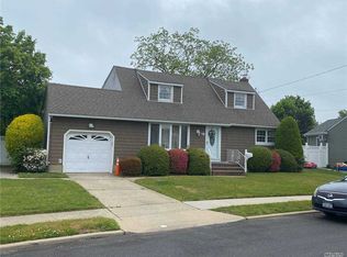 19 Oakdale Pl, Massapequa Park, NY
