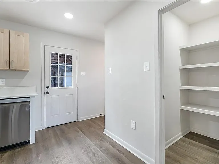 220 Grove Ave — Photo 5
