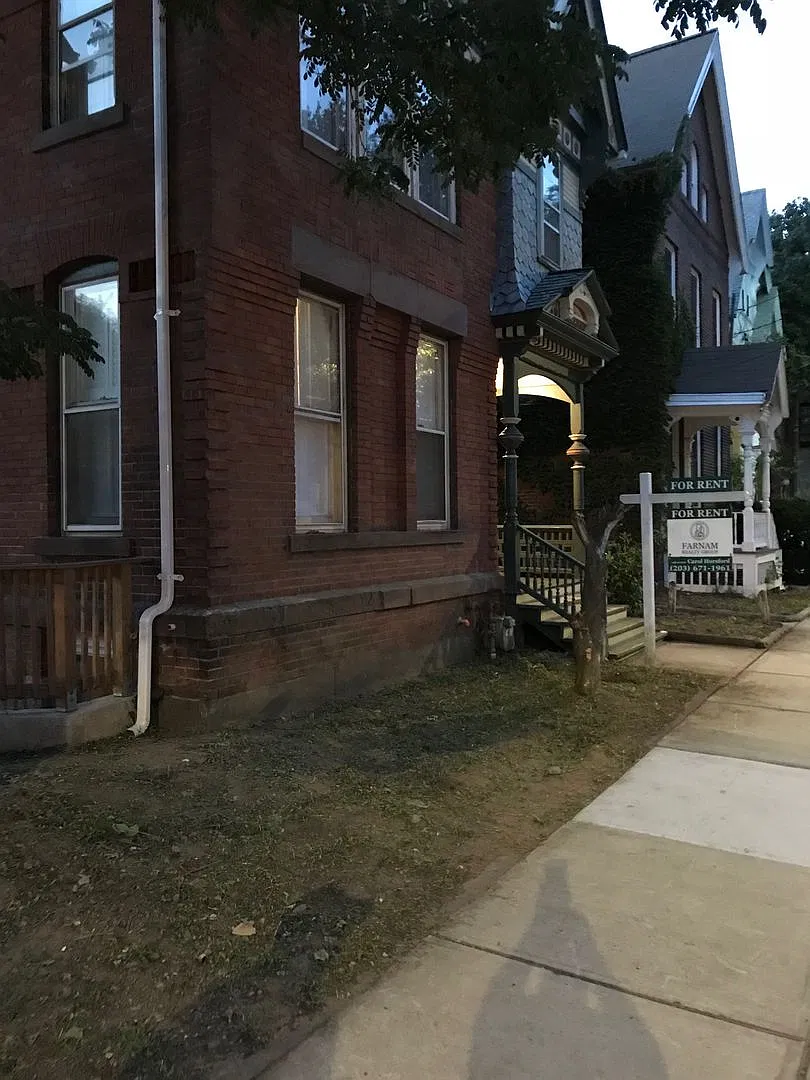 Spacious 8 Bed, 5 Bath House Right Next to Yale! ,Off- Street parking, Tons of Space! — Photo 4
