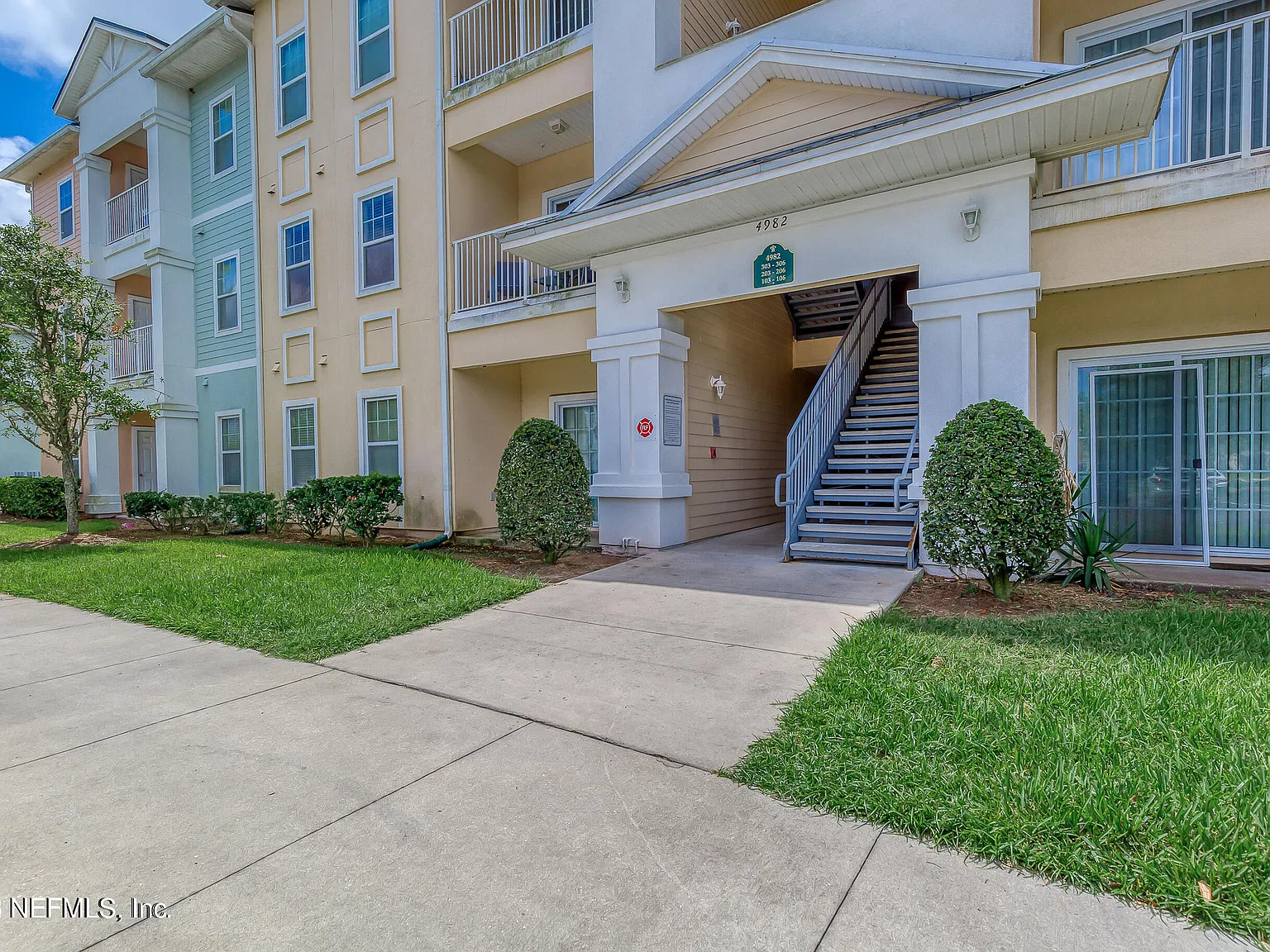 2 bed, 2.0 bath, 978 sqft, $1,325 — Photo 3
