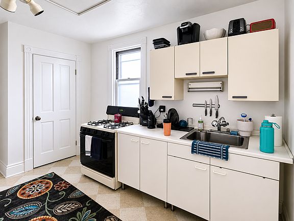 3rd image of 318 W McMillan St APT 3F