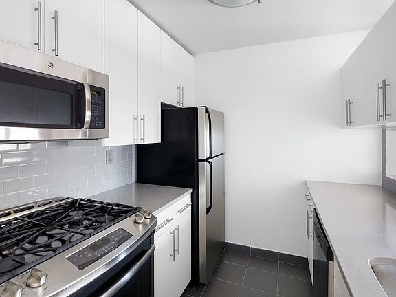 4th image of 260 W 52nd St APT 25C