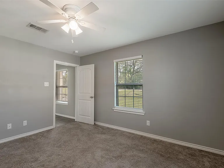 100 Shorewood Dr — Photo 13