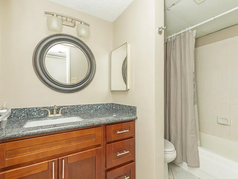 7128 N Holiday Dr — Photo 27