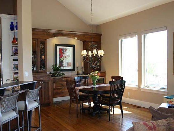 Sunny breakfast room for imformal dining