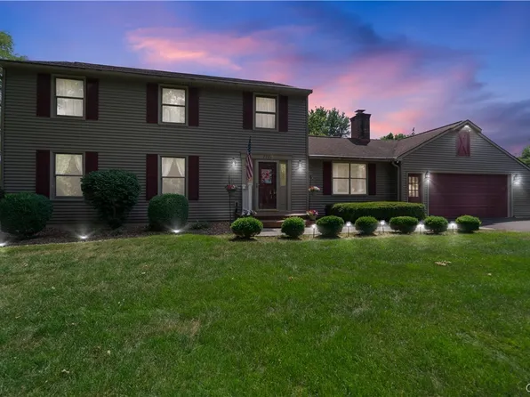 7530 Meadow Wood Dr, North Syracuse, NY 13212