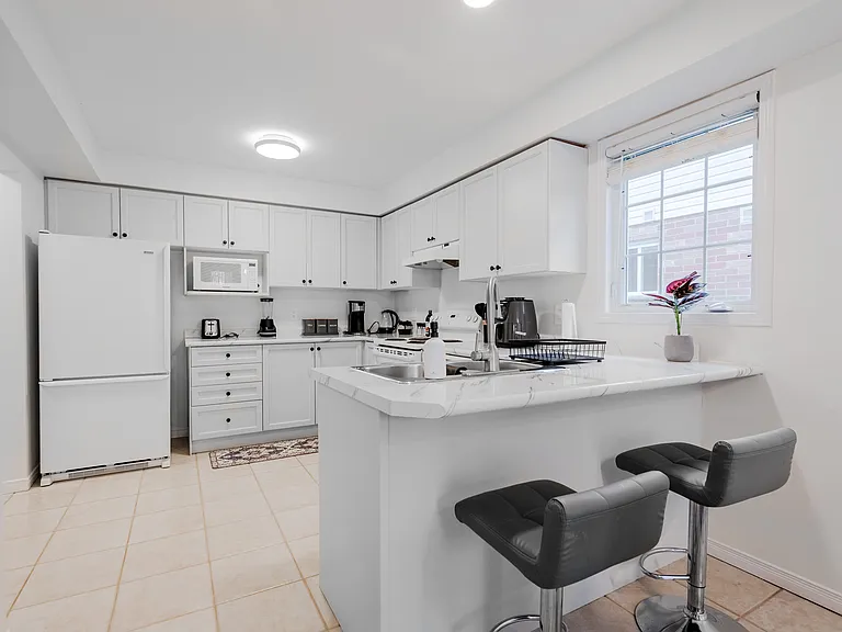 235 Rossmore Ct — Photo 5