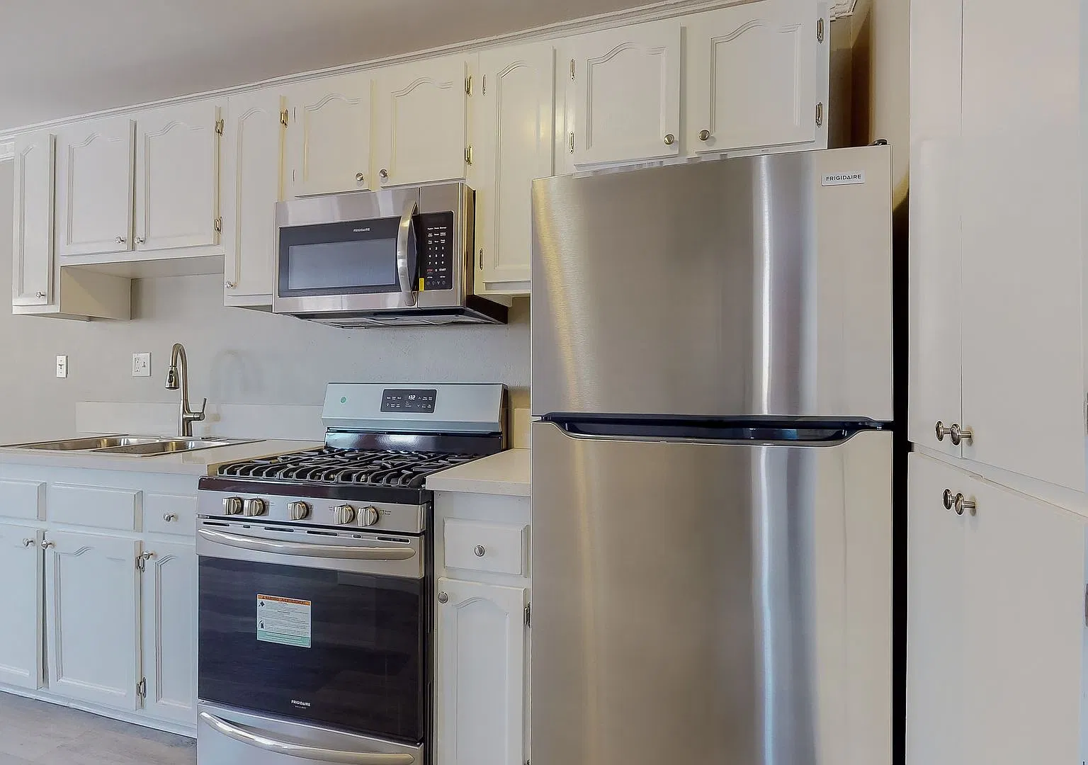 1818 N Kingsley Drive — Photo 2