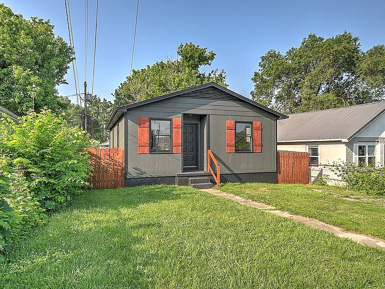 921 Elizabeth St — Photo 1