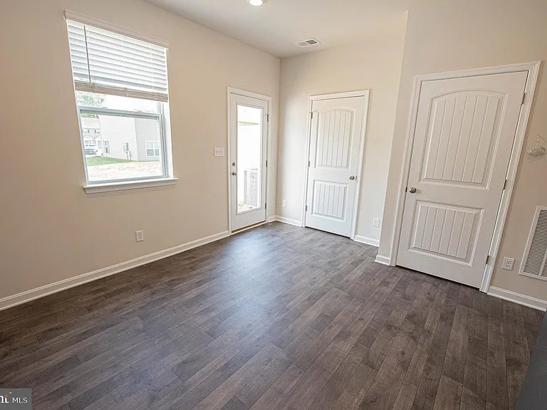 130 Willowtree Ln — Photo 29